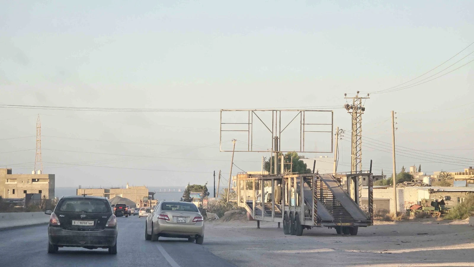 موقع إعلاني حقيقي بوجه فارغ على الطريق الساحلي في الخمس