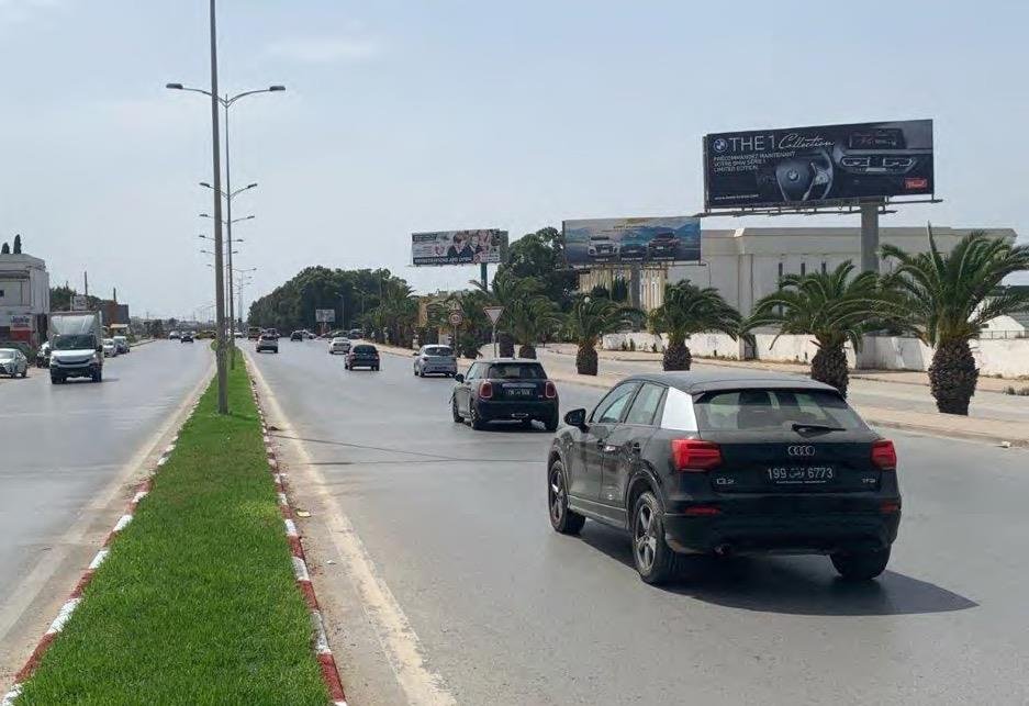 Plusieurs panneaux grand format le long d’un axe routier